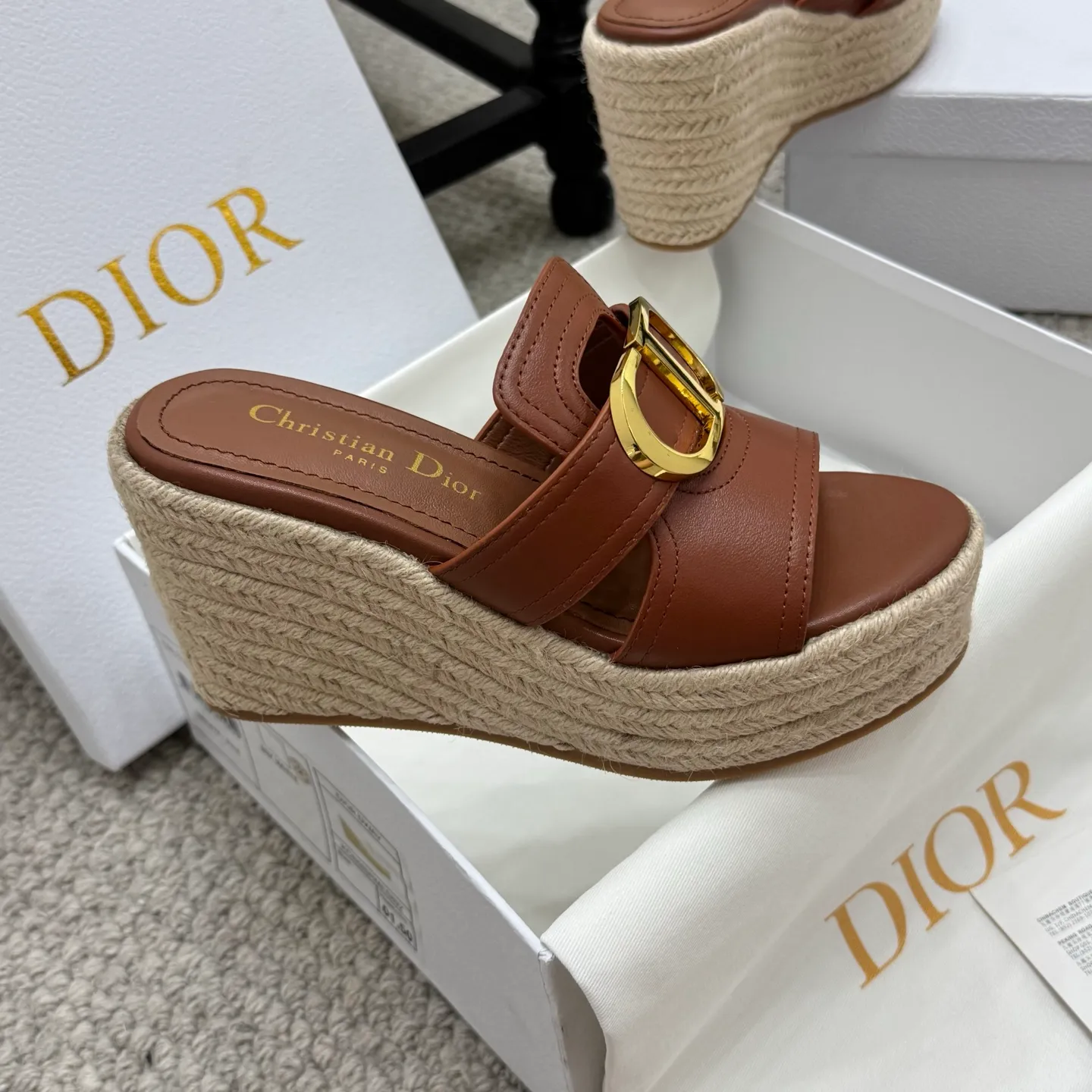 👟👟Ex-factory price 520👟👟 Increased height version✅🇨🇳 🇨🇳Dior 25ss summer high version new sandals. Simple and super versatile. Perfect and luxurious on the feet, can be matched with any spring and summer clothes. The foot feels even more comfortable! The material is a perfect replica of the original. Original disassembly and molding. ✅❶Material: original customized cowhide ✅❷Inner: original customized sheepskin ✅❸Foot: original customized sheepskin ✅❹Outsole: original woven wedge outsole ✅❺Heel height: 9.5cm ✅❻Packaging: original full set of packaging ✅❼Number: 35-41